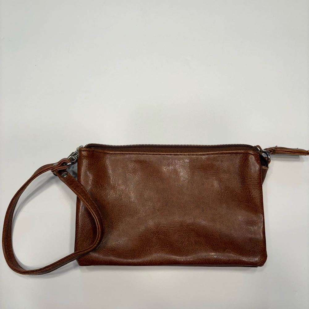No Boundries 
Vintage Faux Leather Wristlet